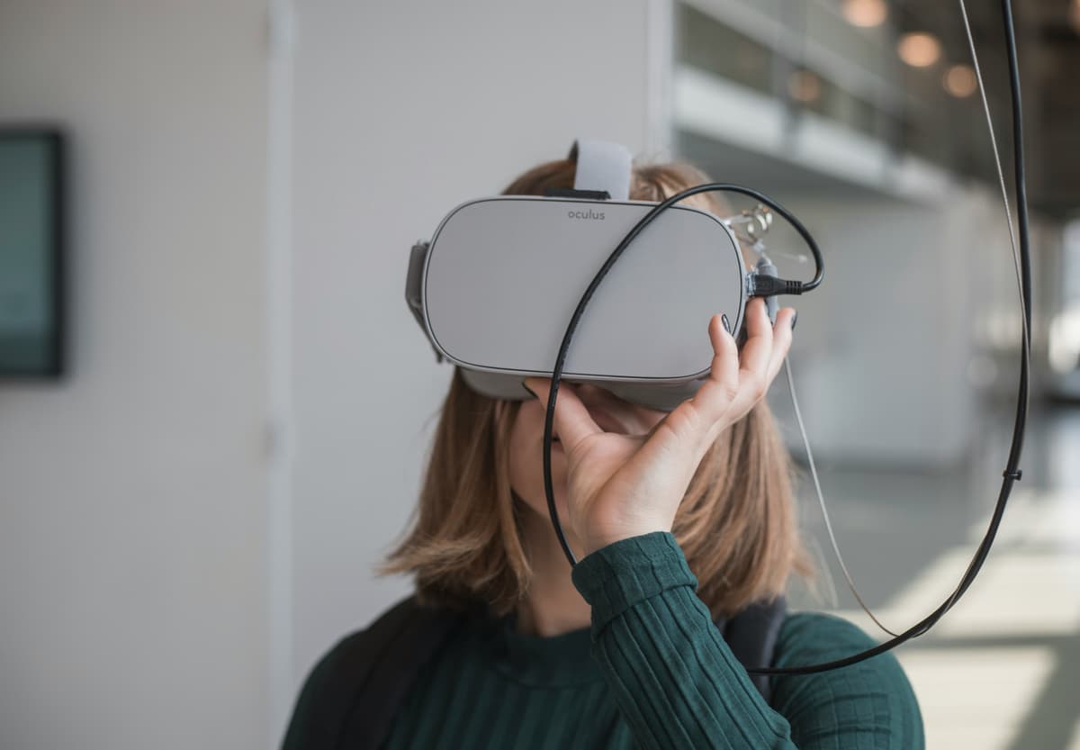 virtual reaclity used by a woman